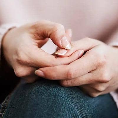 علت لرزش دست: چه زمانی باید به پزشک مراجعه کنیم؟
