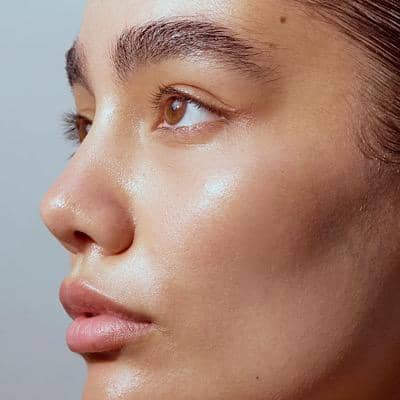 مهم‌ترین فواید اسپری آب برای صورت + بهترین زمان استفاده
