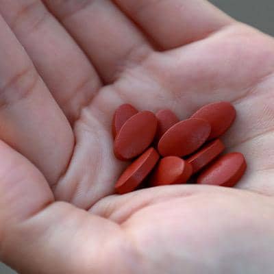قرص آهن با چه چیزی بهتر جذب می‌شود؟ بهترین زمان مصرف
