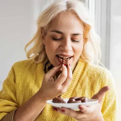 هر ساعت هوس خوردن دارید؟ علت ریزه خواری و راهی برای خلاص شدن از آن