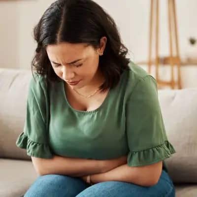 استرس و معده درد؛ از دلشوره تا سوزش و دل‌پیچه چه اتفاقی می‌افتد؟