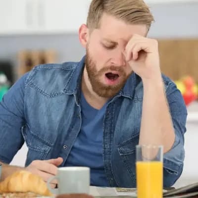 چرا بعد از غذا خوردن بی حال می‌شویم؟ بررسی 10 علت خواب آلودگی بعد از غذا