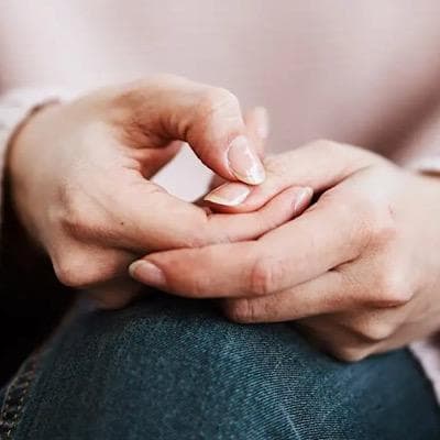 علت لرزش دست: چه زمانی باید به پزشک مراجعه کنیم؟