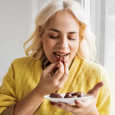 هر ساعت هوس خوردن دارید؟ علت ریزه خواری و راهی برای خلاص شدن از آن