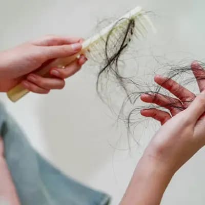 برای ریزش مو همراه با چربی پوست سر چه کنیم؟ از اینجا شروع کنید تا اوضاع بدتر نشود