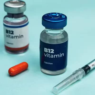 آمپول B12 یا قرص B12؟ کدام بهتر است و سریعتر اثر میکند؟