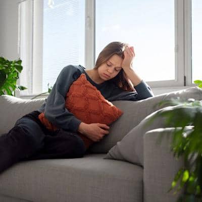 آیا استرس چرخه قاعدگی را تغییر میدهد؟ | تاثیر بر پریود، تخمکگذاری و درمان