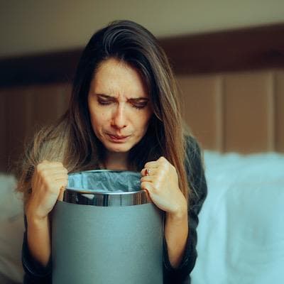 چرا مولتی ویتامین باعث حالت تهوع میشود؟ | علل مهم + راهکارهای جلوگیری