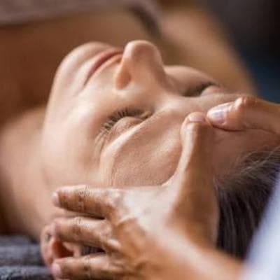 مهمترین فواید ماساژ سر برای رشد مو