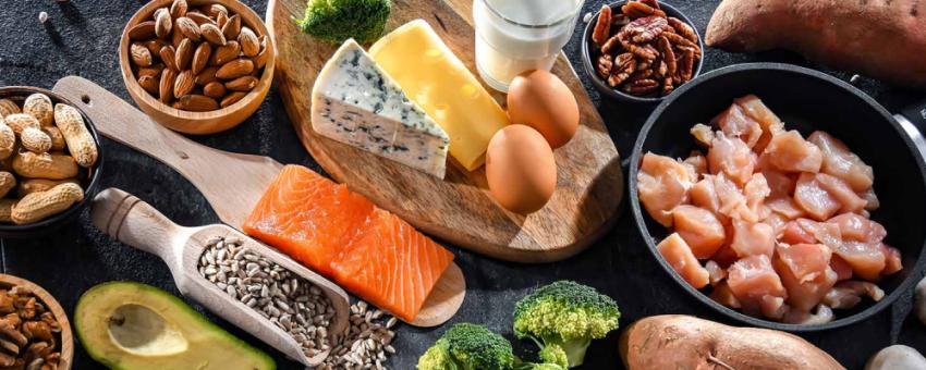 ویتامین B7 در چه چیزهایی وجود دارد؟ | لیست منابع بیوتین برای مو و پوست