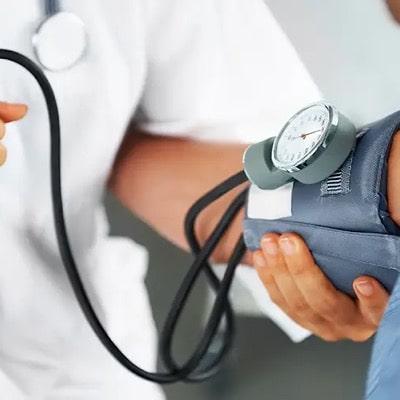 علائم فشار خون بالا در سالمندان + روش‌های درمان خانگی و دارویی