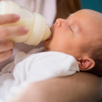 شیرخشک نان یا آپتامیل؛ کدام برای وزن‌گیری و هضم بهتر است؟