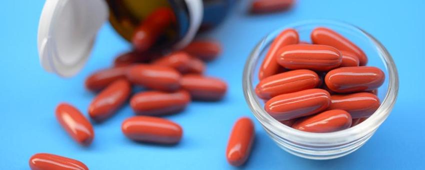 قرص آهن را با چه چیزی نباید خورد؟ + زمان طلایی مصرف