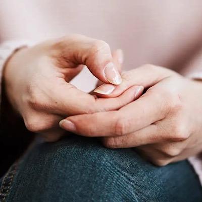 علت لرزش دست: چه زمانی باید به پزشک مراجعه کنیم؟