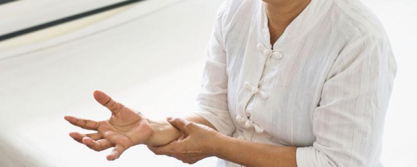 علت لرزش دست: چه زمانی باید به پزشک مراجعه کنیم؟
