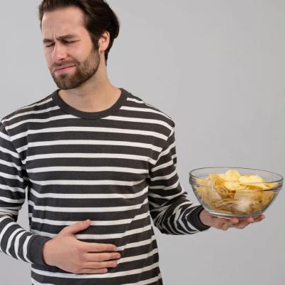 15 خوراکی که باعث نفخ می‌شوند + جایگزین‌های سالم برای کاهش نفخ