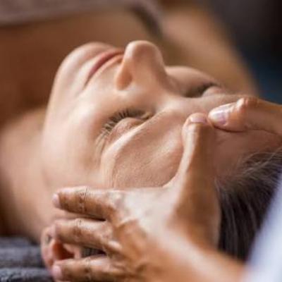 مهم‌ترین فواید ماساژ سر برای رشد مو