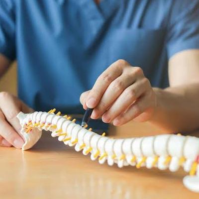 اسکولیوز‌‌ نگاهی به علل، علائم و راهکارهای درمانی آن