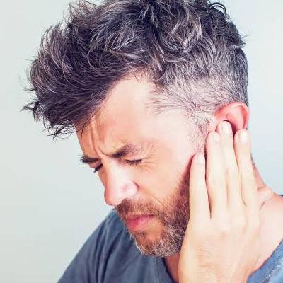 گرفتگی گوش؛ مهم‌ترین علت‌، علائم و راهکارهای موثر برای رفع آن